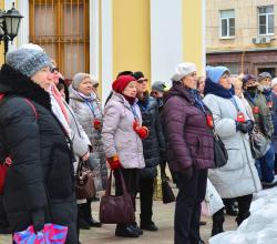 Рассматриваем мемориал "Примирение народов" и слушаем рассказ о судьбе Братского кладбища. 