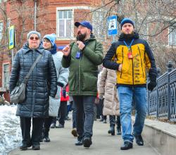 Посетили Георгиевский храм в Грузинах и отправляемся в автобус с рассказами о том, какое отношение Московский зоопарк имеет к семьям грузинских царей Арчила II и Вахтанга VI. 