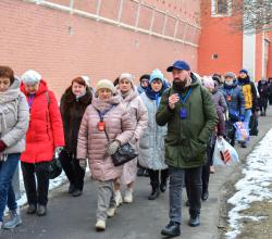 Стена Донского монастыря - это оборонительное укрепление с машикулями, бойницами и мерлонами. 